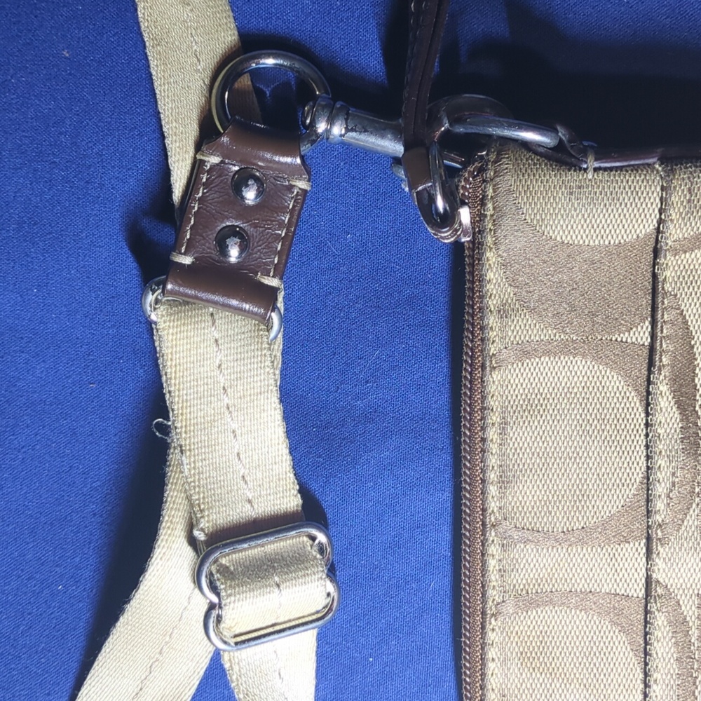 Authentic Coach Signature Crossbody Purse Asking ONLY $35 WOW - Picture 4 of 7